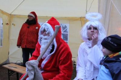 Foto des Albums: Aufstellen ds Weihnachtsbaumes in Leezen, Schloßlatz