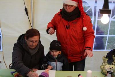 Foto des Albums: Aufstellen ds Weihnachtsbaumes in Leezen, Schloßlatz