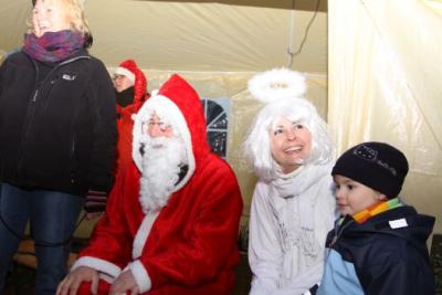 Foto des Albums: Aufstellen ds Weihnachtsbaumes in Leezen, Schloßlatz