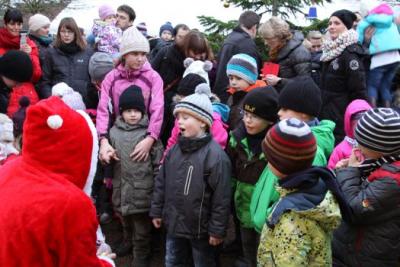 Foto des Albums: Aufstellen ds Weihnachtsbaumes in Leezen, Schloßlatz