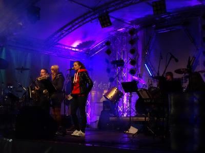 Foto des Albums: Uwes Musikschulband beim Stadtfest 2015 (02.10.2015)