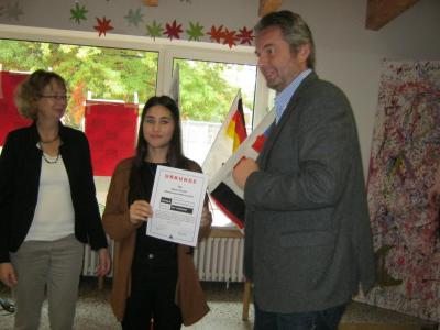 J&ouml;nf Folster &uuml;berreicht die Urkunde an die ehemalige Sch&uuml;lersprecherin. 
