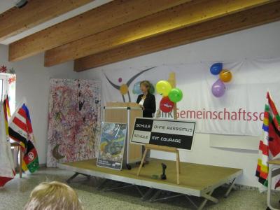 Die Schulleiterin begr&uuml;&szlig;t. 