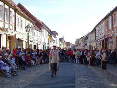 Foto des Albums: Modenschauen begeisterten die Stadtfestbesucher in der Hamburger Straße von Kyritz (03.10.2015)