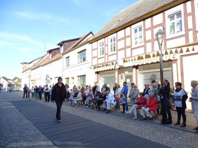 Foto des Albums: Modenschauen begeisterten die Stadtfestbesucher in der Hamburger Straße von Kyritz (03.10.2015)