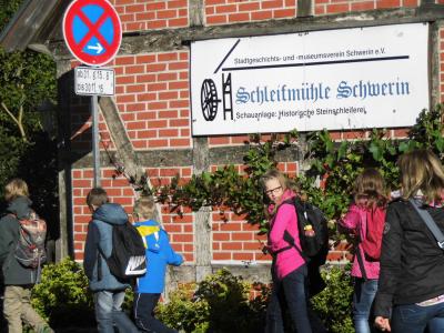 Foto des Albums: Ausflug der Klasse 4b nach Schwerin in das Planetarium und in die Schleifmühle