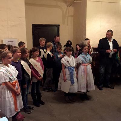 Kinder rezitieren eine sorbische Sage  (Bild vergr&ouml;&szlig;ern)