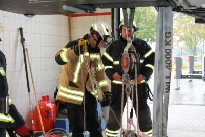 Hubrettungsfahrzeug im Lasthebeeinsatz 