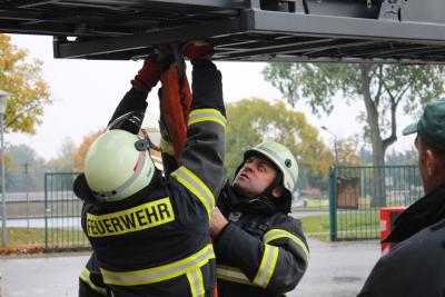 Hubrettungsfahrzeug im Lasthebeeinsatz 