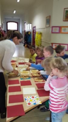 Foto des Albums: Unser Schulchor organisiert einen Waffelbasar