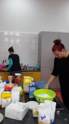 Foto des Albums: Unser Schulchor organisiert einen Waffelbasar