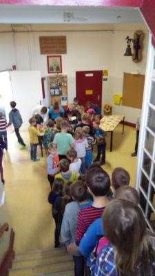 Foto des Albums: Unser Schulchor organisiert einen Waffelbasar