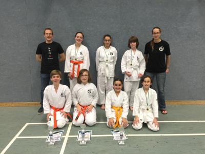 Alle Teilnehmer und ihren Trainer nach dem Turnier 