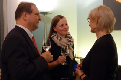 Die Vorsitzende begr&uuml;&szlig;t die Ehreng&auml;ste - Herrn L&ouml;ffler (AA) und Frau Kohl (DUK)  (Bild vergr&ouml;&szlig;ern)