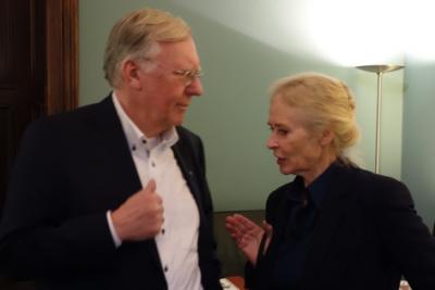 Der Ehrenvorsitzende begr&uuml;&szlig;t Frau Prof. Albert  (Bild vergr&ouml;&szlig;ern)