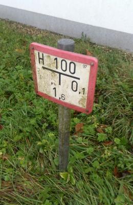 1,6 Meter vor und 0,1 Meter rechts vom Schild soll sich der Hydrant befinden...  