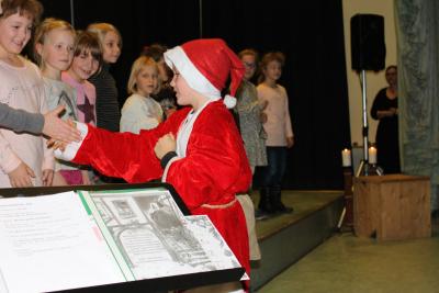 Foto des Albums: Weihnachtliche Klänge an der Schule in Glöwen (02. 12. 2015)