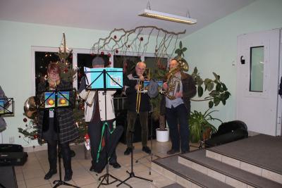 Foto des Albums: Weihnachtliche Klänge an der Schule in Glöwen (02. 12. 2015)