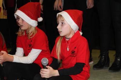 Foto des Albums: Weihnachtliche Klänge an der Schule in Glöwen (02. 12. 2015)