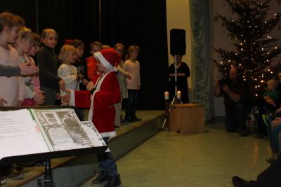 Foto des Albums: Weihnachtliche Klänge an der Schule in Glöwen (02. 12. 2015)