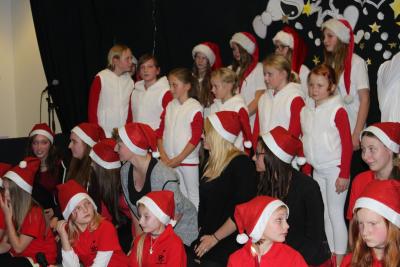 Foto des Albums: Weihnachtliche Klänge an der Schule in Glöwen (02. 12. 2015)