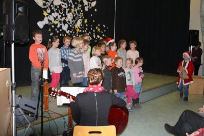 Foto des Albums: Weihnachtliche Klänge an der Schule in Glöwen (02. 12. 2015)
