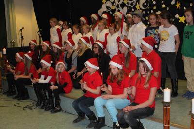 Foto des Albums: Weihnachtliche Klänge an der Schule in Glöwen (02. 12. 2015)