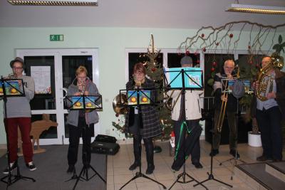 Foto des Albums: Weihnachtliche Klänge an der Schule in Glöwen (02. 12. 2015)