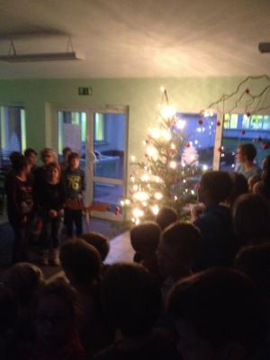 Foto des Albums: Nikolaussingen in der Grundschule (10. 12. 2015)