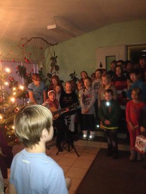 Foto des Albums: Nikolaussingen in der Grundschule (10. 12. 2015)