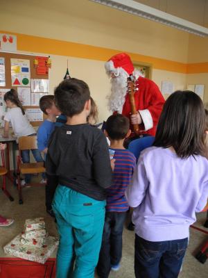 Foto des Albums: Besuch des Weihnachtsmanns in der Klasse 1b