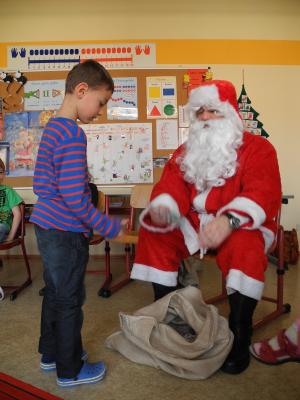 Foto des Albums: Besuch des Weihnachtsmanns in der Klasse 1b