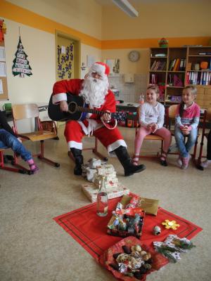 Foto des Albums: Besuch des Weihnachtsmanns in der Klasse 1b