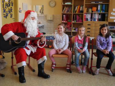 Foto des Albums: Besuch des Weihnachtsmanns in der Klasse 1b