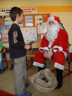 Foto des Albums: Besuch des Weihnachtsmanns in der Klasse 1b
