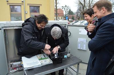 Foto des Albums: Bilder vom Schweißen der letzten Glasfaser mit der Telekom  - 11000 Haushalte können ab Januar 2016 Vectoring-Technik nutzen