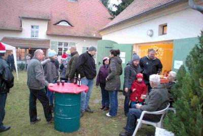 Junge und &auml;ltere Schwarzenburger ins Gespr&auml;ch vertieft  (Bild vergr&ouml;&szlig;ern)