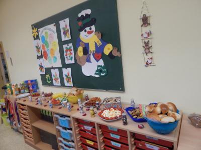 Foto des Albums: Weihnachtsfrühstück mit Besuch des Weihnachtsmannes Klasse 2b