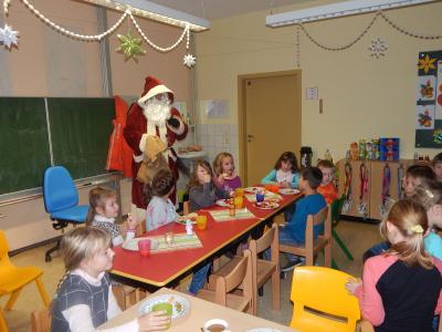 Foto des Albums: Weihnachtsfrühstück mit Besuch des Weihnachtsmannes Klasse 2b