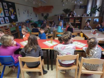 Foto des Albums: Weihnachtsfrühstück mit Besuch des Weihnachtsmannes Klasse 2b