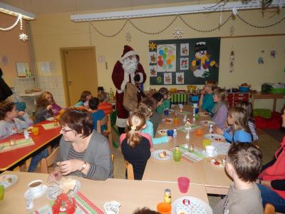 Foto des Albums: Weihnachtsfrühstück mit Besuch des Weihnachtsmannes Klasse 2b