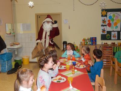 Foto des Albums: Weihnachtsfrühstück mit Besuch des Weihnachtsmannes Klasse 2b