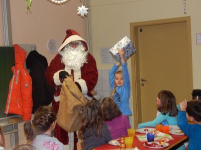 Foto des Albums: Weihnachtsfrühstück mit Besuch des Weihnachtsmannes Klasse 2b