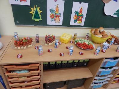Foto des Albums: Weihnachtsfrühstück mit Besuch des Weihnachtsmannes Klasse 2b