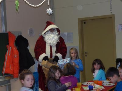 Foto des Albums: Weihnachtsfrühstück mit Besuch des Weihnachtsmannes Klasse 2b