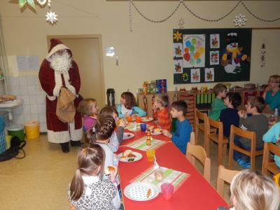 Foto des Albums: Weihnachtsfrühstück mit Besuch des Weihnachtsmannes Klasse 2b