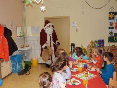 Foto des Albums: Weihnachtsfrühstück mit Besuch des Weihnachtsmannes Klasse 2b