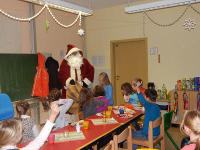 Foto des Albums: Weihnachtsfrühstück mit Besuch des Weihnachtsmannes Klasse 2b