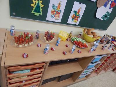 Foto des Albums: Weihnachtsfrühstück mit Besuch des Weihnachtsmannes Klasse 2b