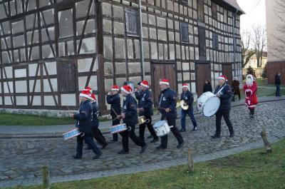 Foto des Albums: Abholen des Weihnachtsmanns u. Märchenstunde in Dahme/Mark (24.12.2015)